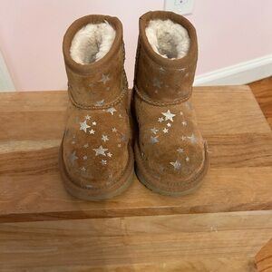 Toddler Silver Foil Star Uggs!